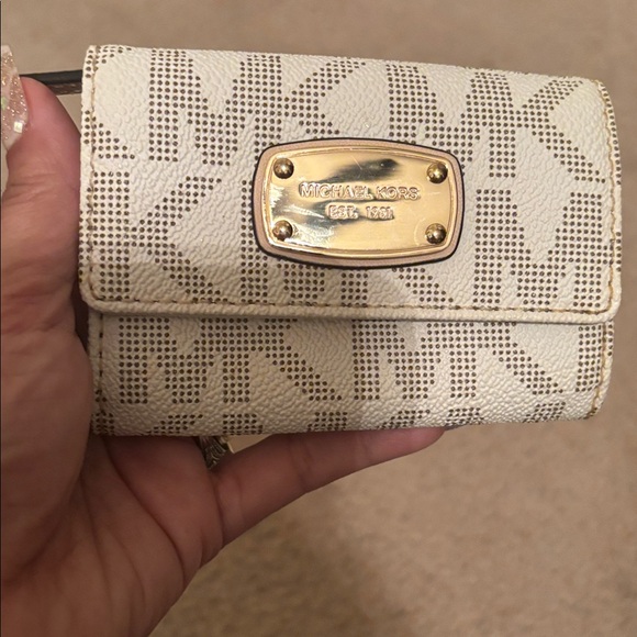 Michael Kors Cream and Gold Logo Wallet - Picture 1 of 3